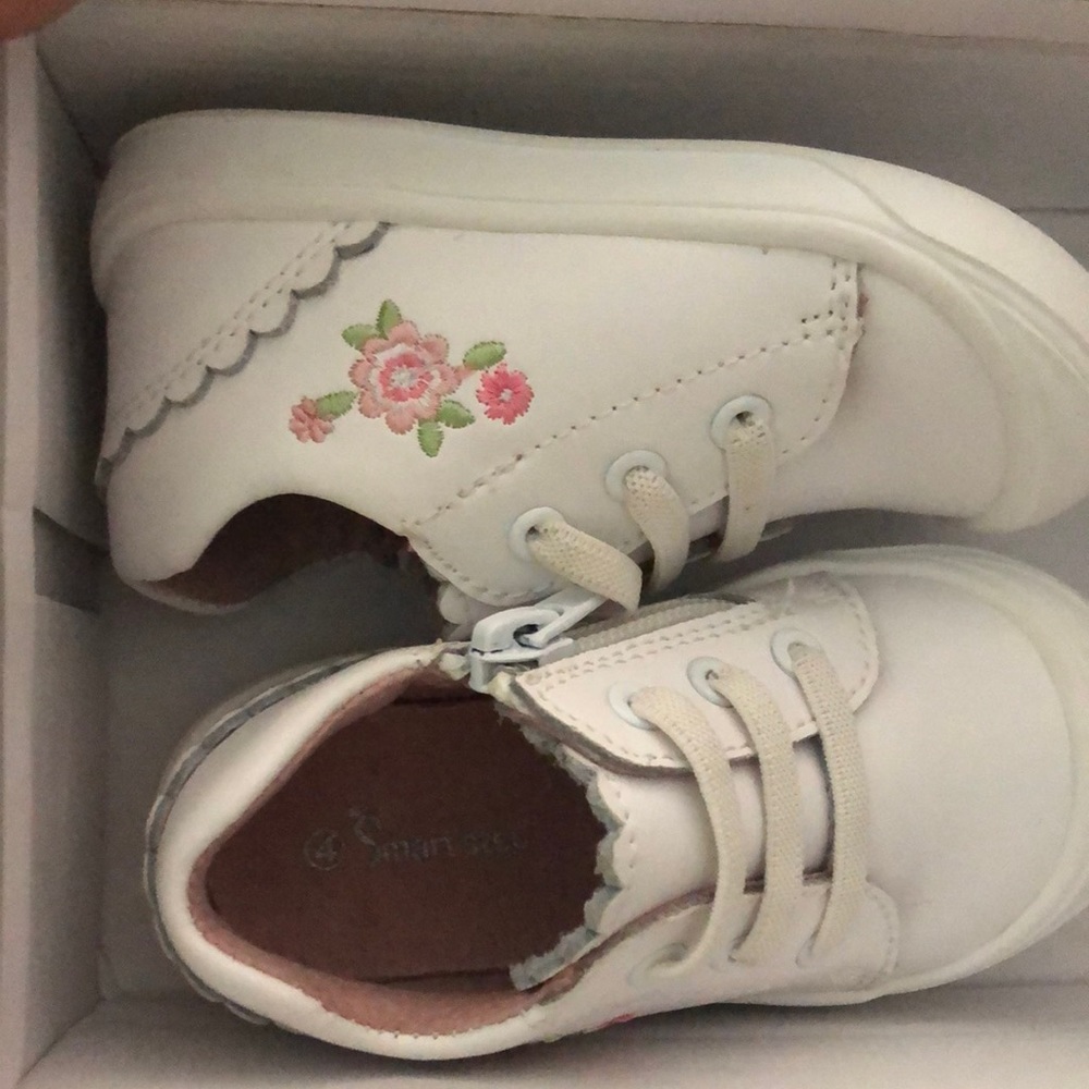 ToddlerSmart Step White Floral designed leather shoes.Has a side zipper closure.